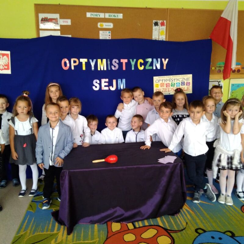 Grupowe zdjęcie przedszkolaków.