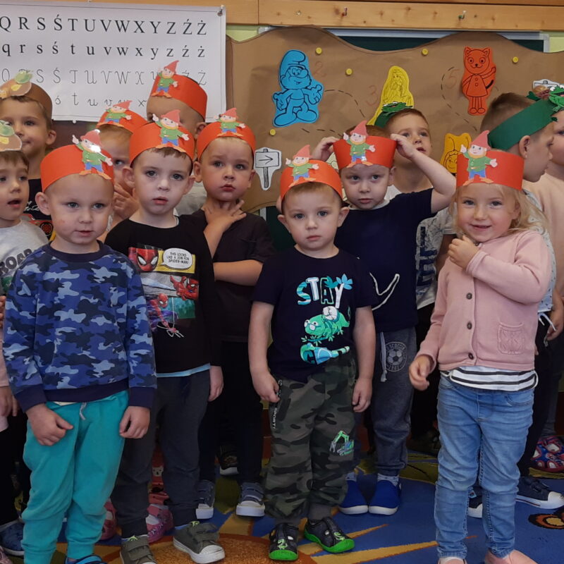 Dzieci przygotowują się do zaśpiewania piosenki "Życie przedszkolaka"