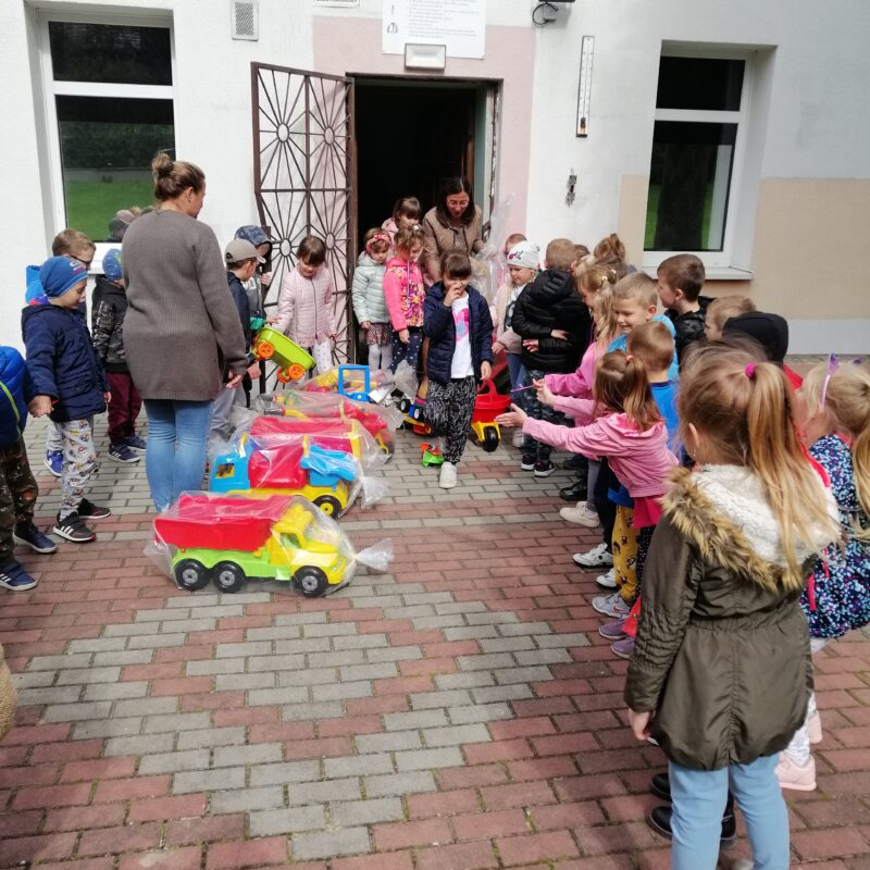 Przedszkolaki otrzymują zabawki do ogrodu przedszkolnego