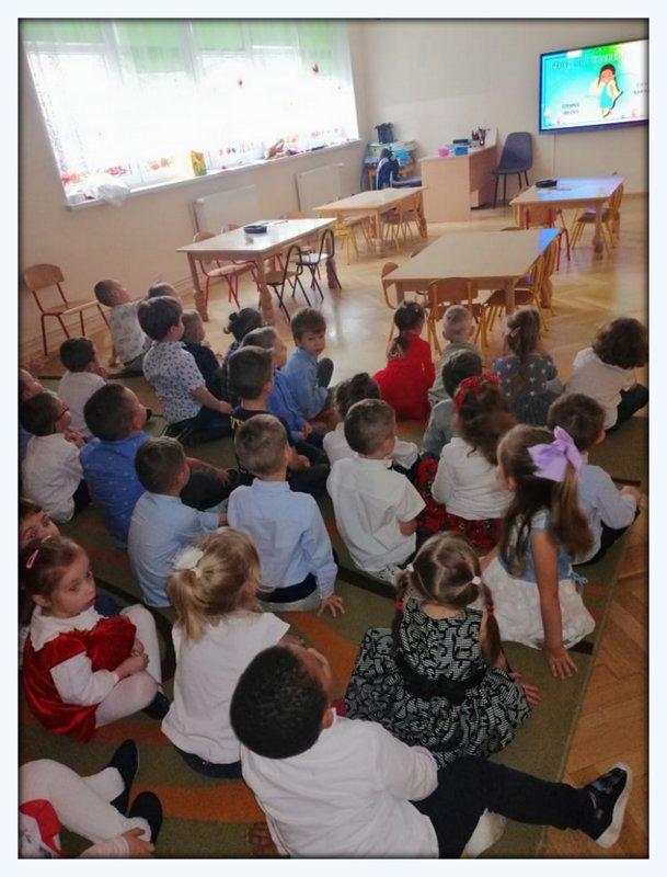 Przedszkolaki oglądają prezentację multimedialną dotyczącą Praw Dziecka