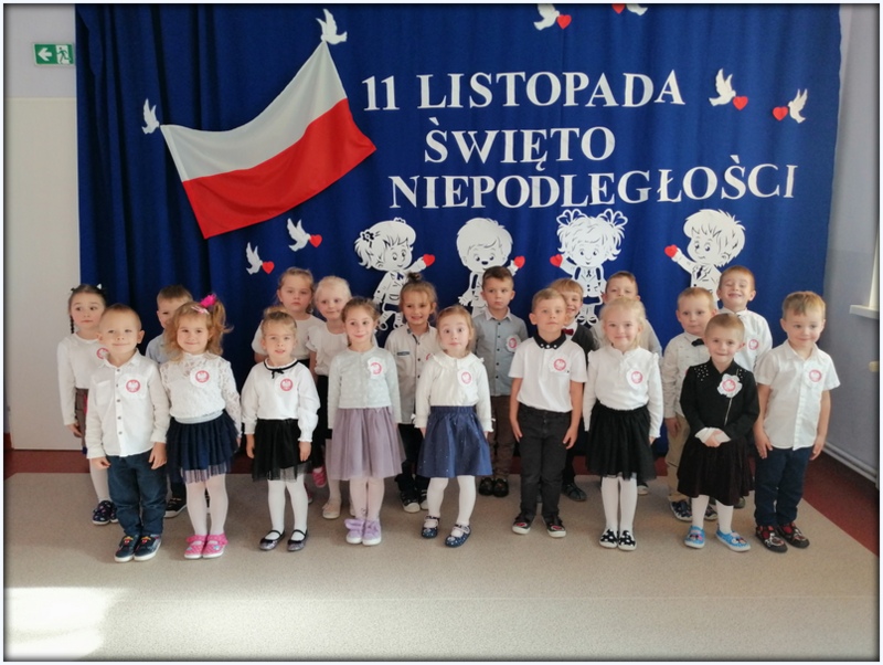 Przedszkolaki z grupy Żabki w strojach galowych świętują rocznicę odzyskania przez Polskę niepodległości