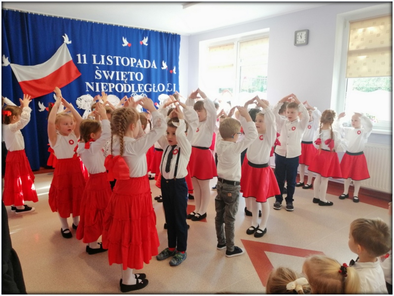 Występ przedszkolaków na uroczystej akademi z okazji Święta Niepodległości