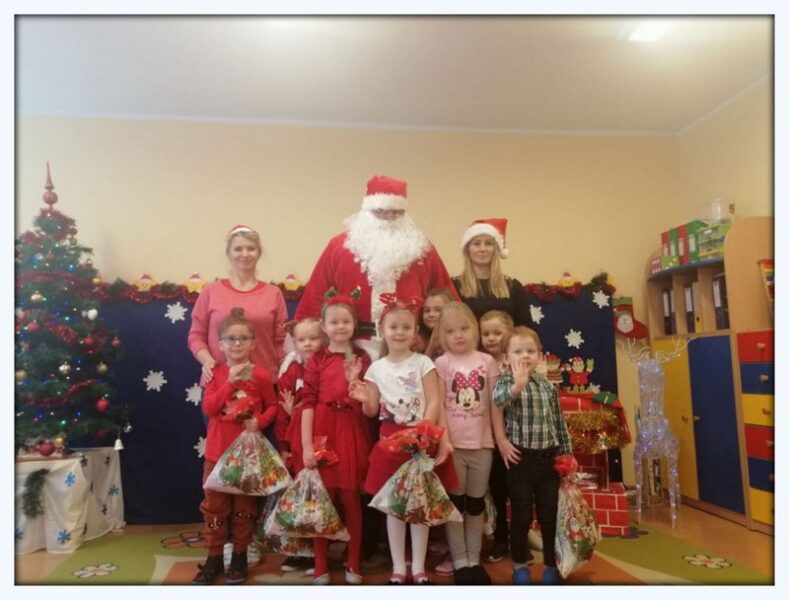 Przedszkolaki z grupy Motylki dziękują św. Mikołajowi