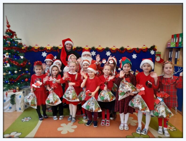 Przedszkolaki z grupy Pszczółki z prezentami od św. Mikołaja