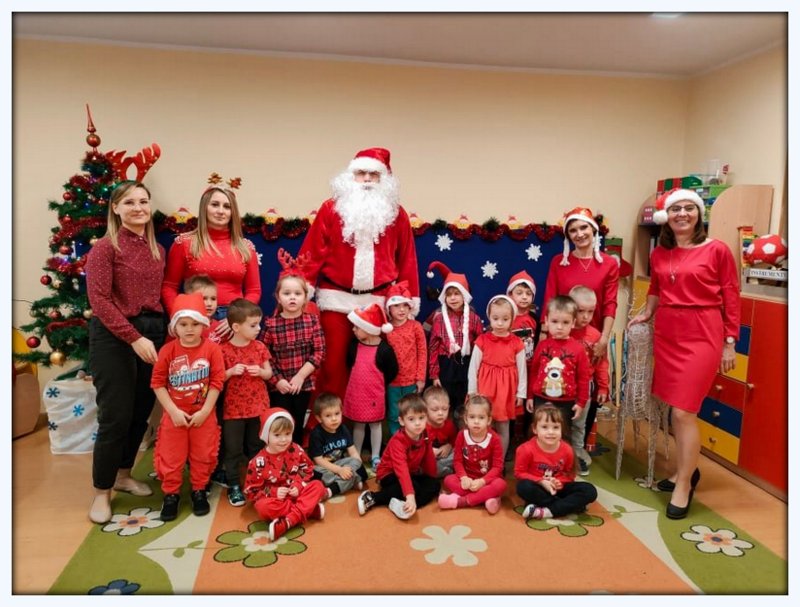 Wizyta Św. Mikołaja 6 grudnia w grupie dzieci młodszych