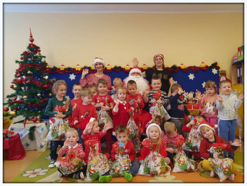 Wspólne zdjęcie przedszkolaków ze św. Mikołajem