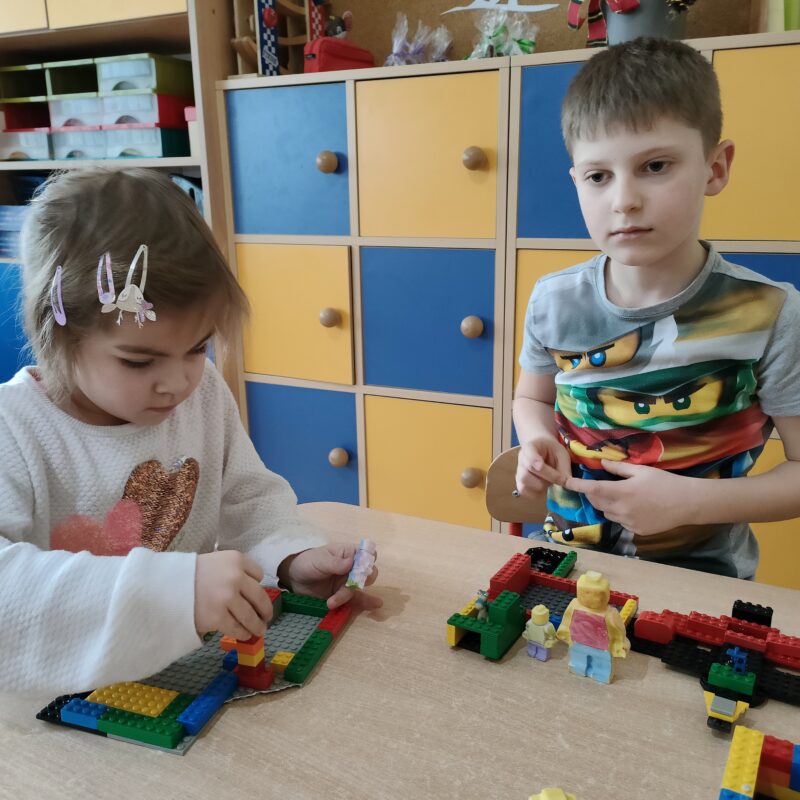 Budowanie różnych konstrukcji z klocków przez przedszkolaki z grup starszych.
