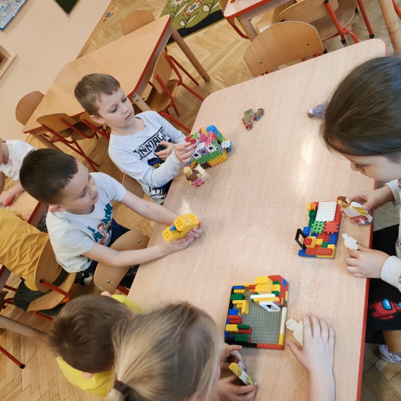 Wspólne zabawy klockami podczas obchodów Miedzynarodowego dnia klocków LEGO.