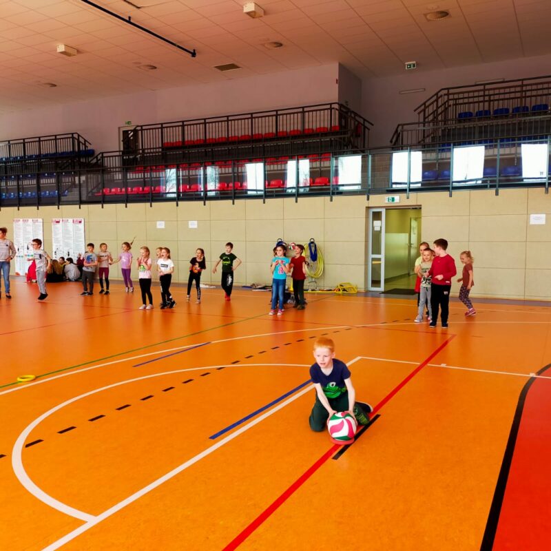 Biedronki uczestniczą w zabawach sportowych zorganizowanych przez nauczycieli ze szkoly podstawowej