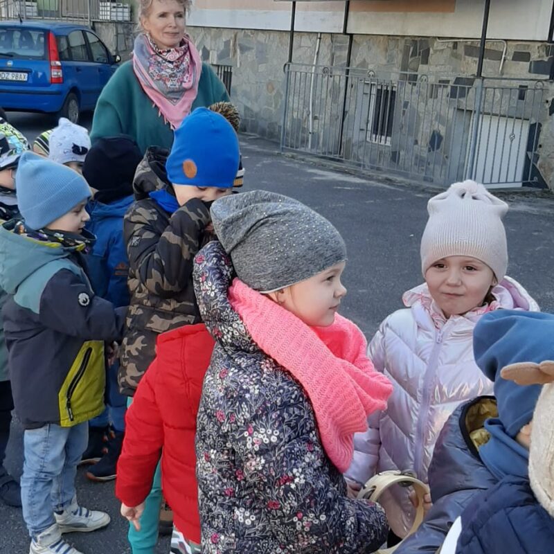 Dzieci wraz z opiekunami podczas wiosennnego przemarszu ulicami miasta