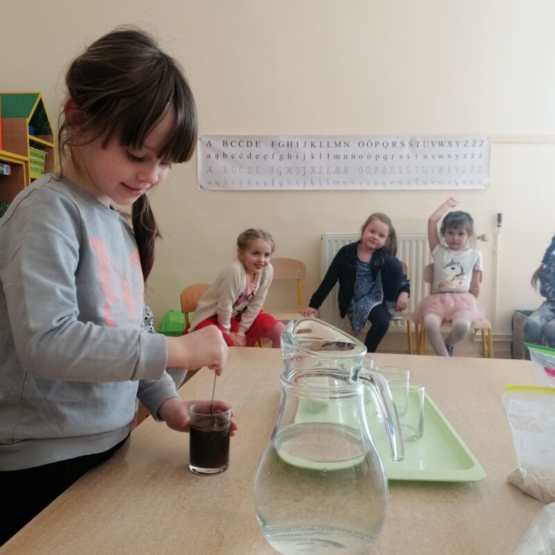 Przedszkolaki badają właściwości wody