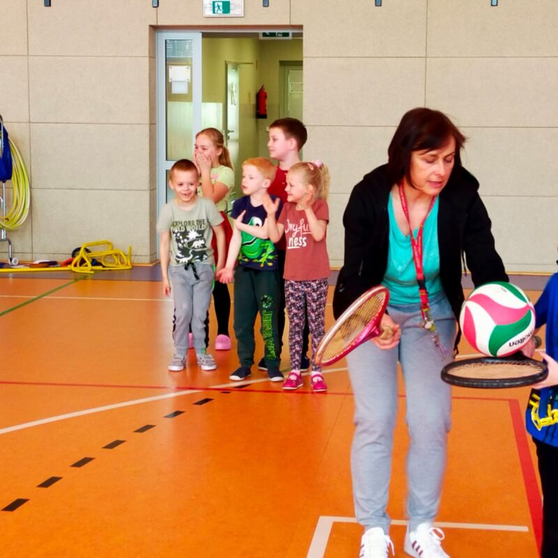 Przedszkolaki podczas ćwiczeń i zabaw na hali sportowej