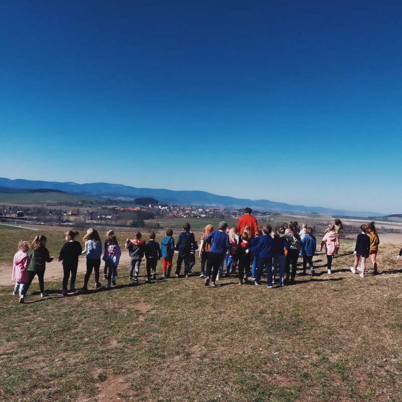 Przedszkolaki podziwiają panoramę Piławy Górnej