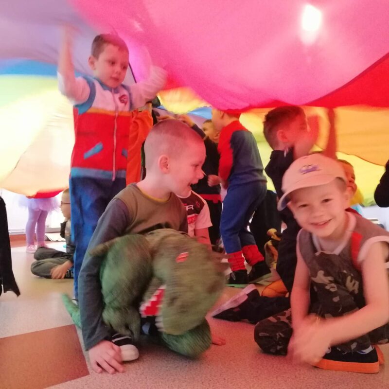 Zabawy przedszkolaków z grup młodszych podczas balu karnawałowego
