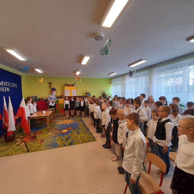 Przedszkolaki śpiewają hymn Polski oraz hymn przedszkola