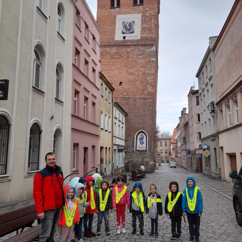 Przedszkolaki wraz z przewodnikiem podziwiają Krzywą Wieżę w Ząbkowicach Śląskich
