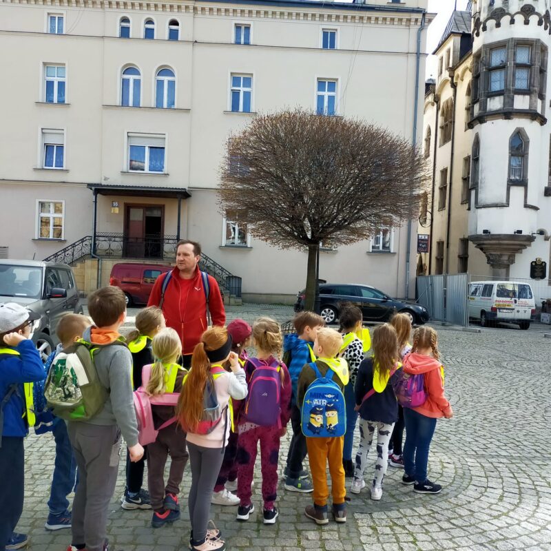 Przedszkolaki z grupy Biedronki zwiedzają Ząbkowice Śląskie z przewodnikiem
