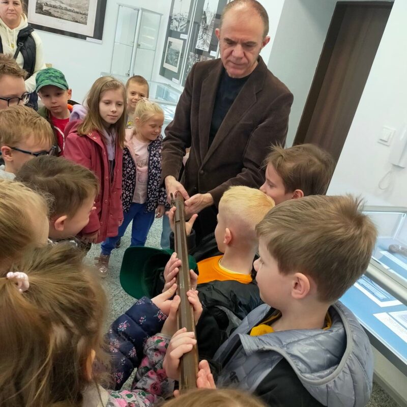 Przedszkolaki podziwiają eksponaty znajdujące się w Izbie Pamięci Braci Morawskich