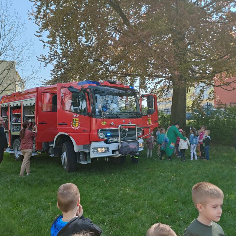 Wszystkie przedszkolaki podziwiają wóz strażacki