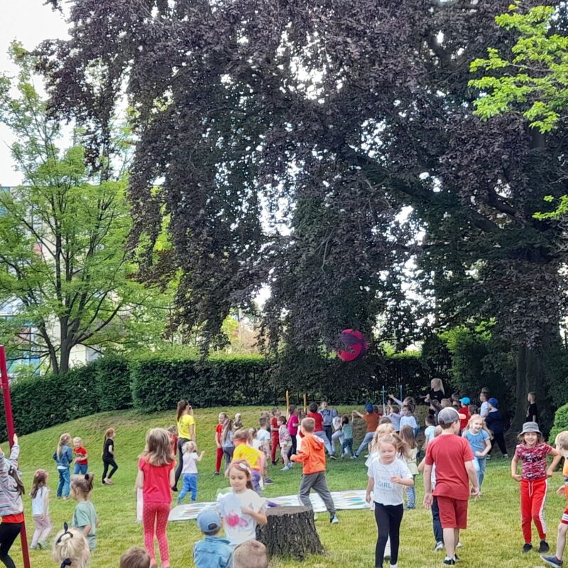 Przedszkolaki świętują Dzień Dziecka podczas wspólnych zabaw