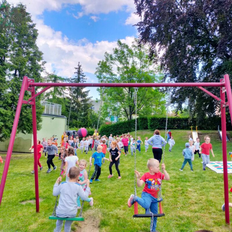 Zabawy przedszkolaków w ogrodzie przedszkolnym