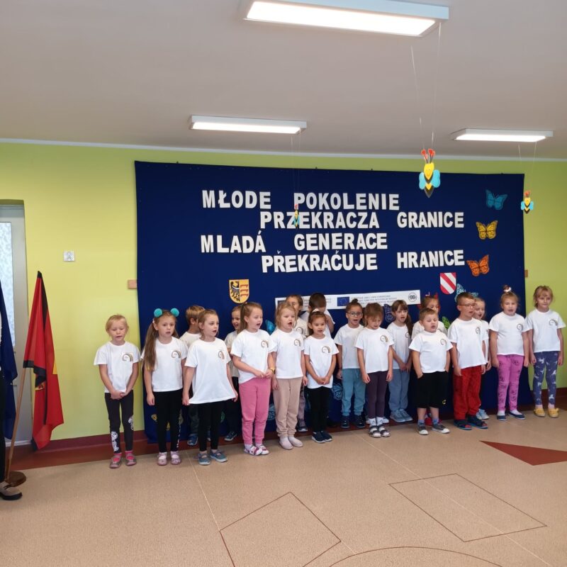 Powitanie gości przez przedszkolaki z TĘCZOWEJ KRAINY "Piosenką o przyjaźni"