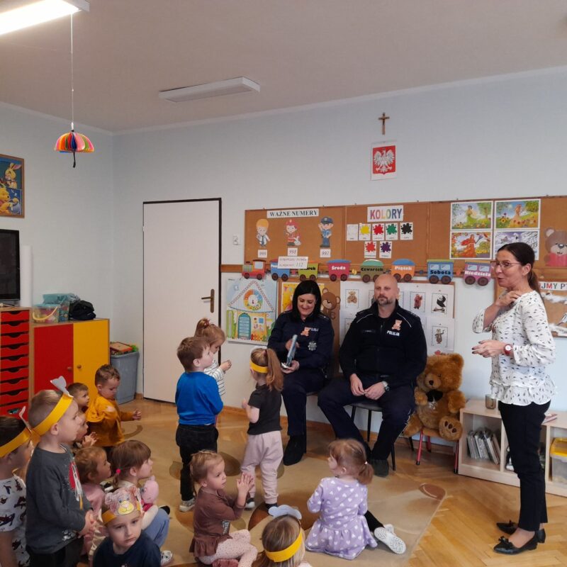 Dzielnicowi z Piławy Górnej czyatją przedszkolakom bajki włączając się do akcji Cała Polska czyta dzieciom