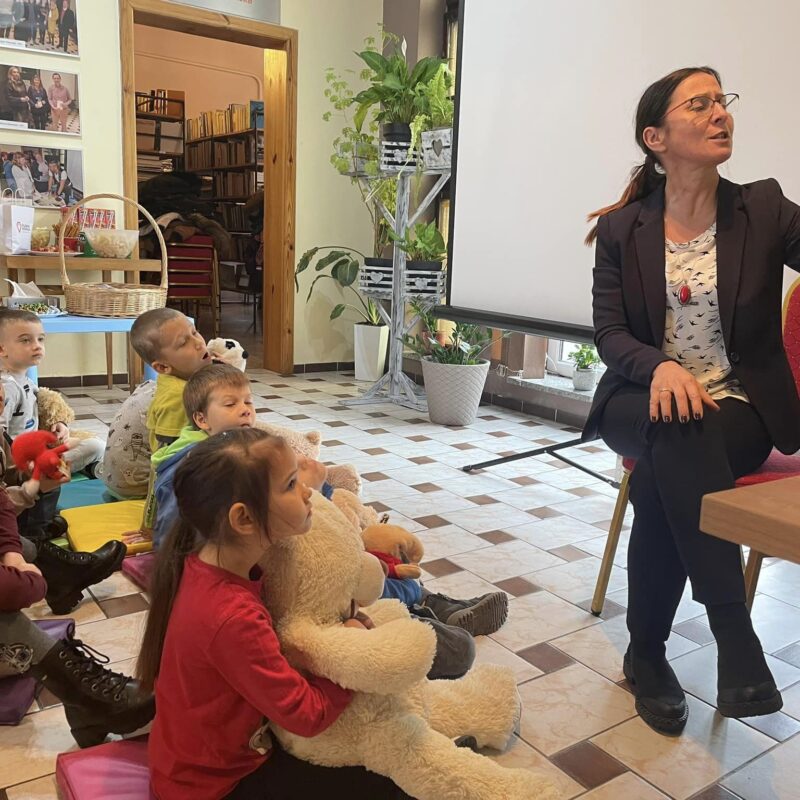 Dyrektor przedszkola czyta dzieciom misiową bajeczkę