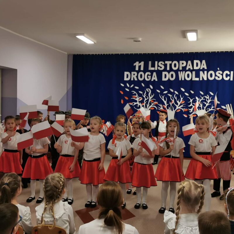 Przedszkolaki podczas występu z okazji odzyskania przez Polskę niepodległości
