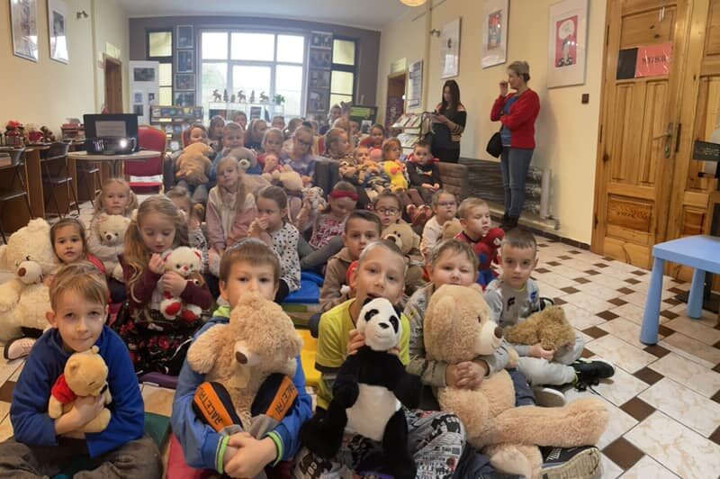 Przedszkolaki w bibliotece wytrwale czekają na wielkie misiowe święto