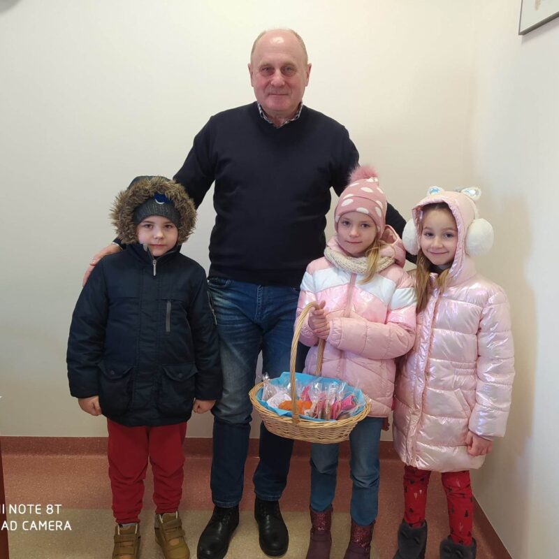 Życzenia świąteczne i pierniczki przekazane Burmistrzowi - Krzysztofowi Chudykowi