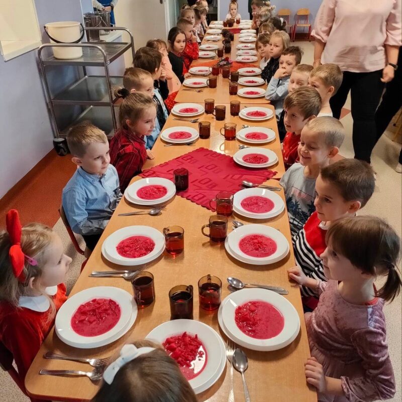 Przedszkolaki podczas obiadu świątecznego