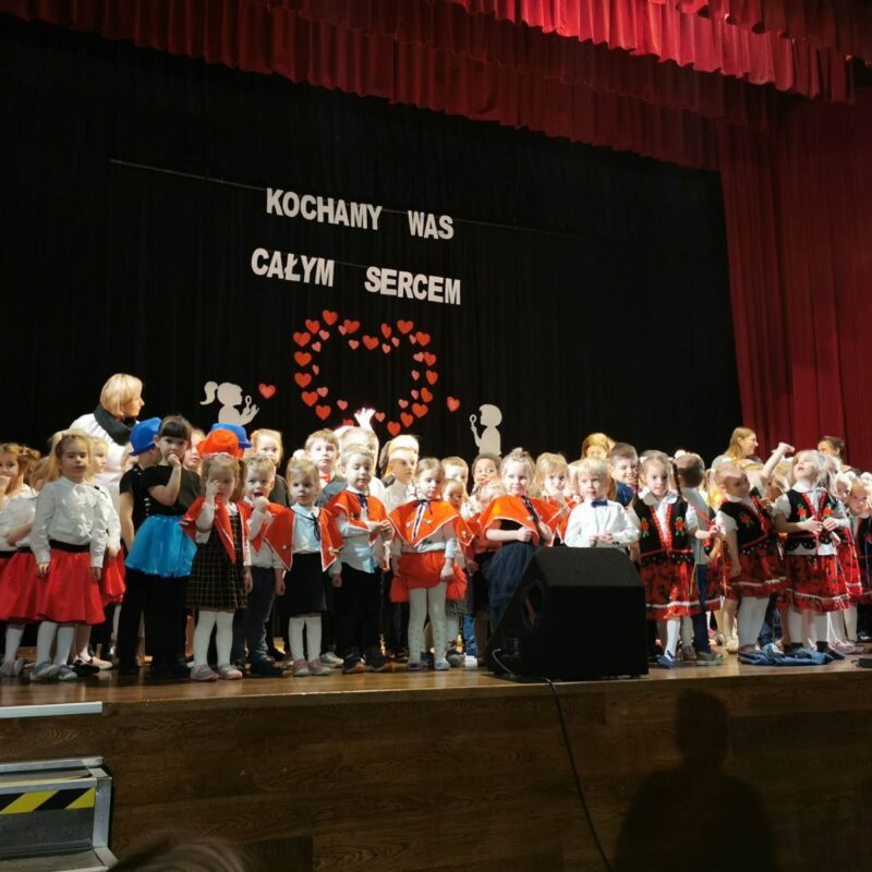 Przedszkolaki podczas wspólnego śpiewania piosenki dla Dziadków