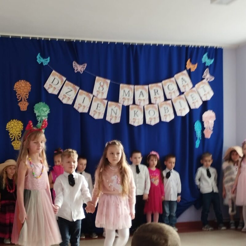 dzieci z grupy Biedronki podczas pokazu mody
