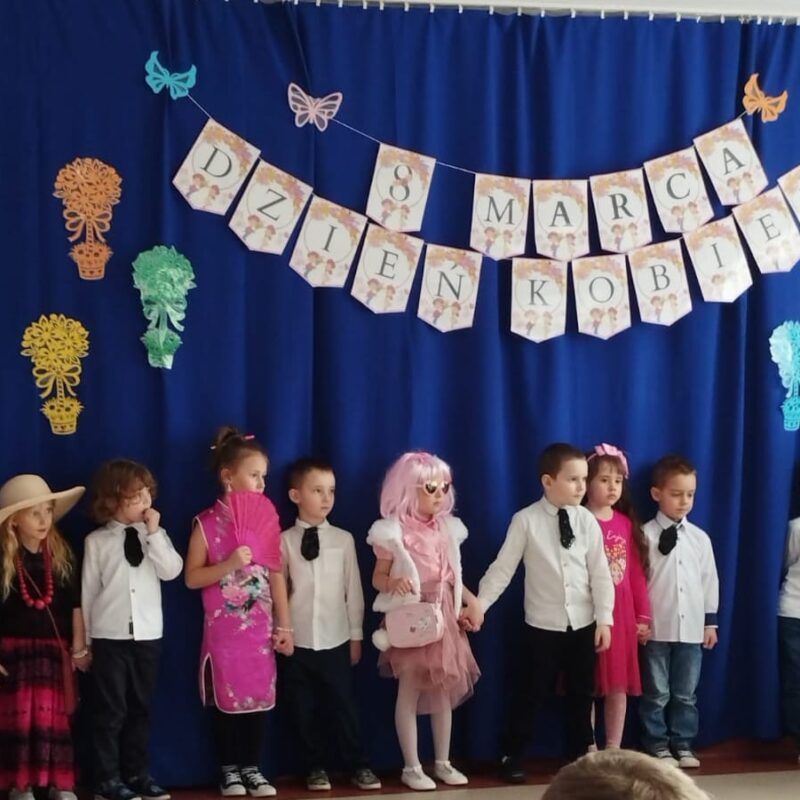 dzieci z grupy Myszki podczas pokazu mody z okazji dni kobiet