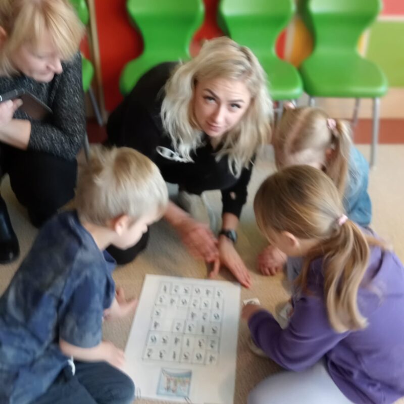 układanie sudoku przez dzieci z przedszkola w Łagiewnikach