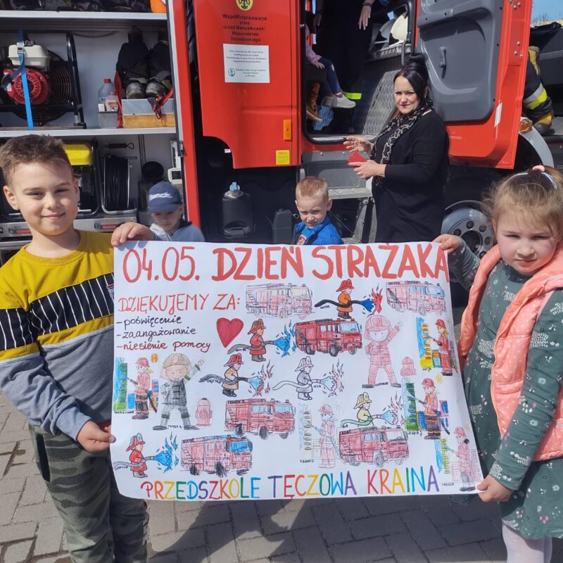 przedszkolaki wręczają podziękowanie dla strażaków