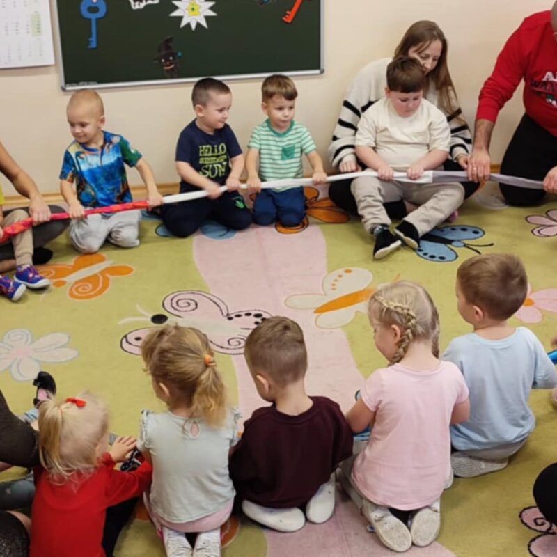 Krasnoludki podczas zabaw andrzejkowych z rodzicami