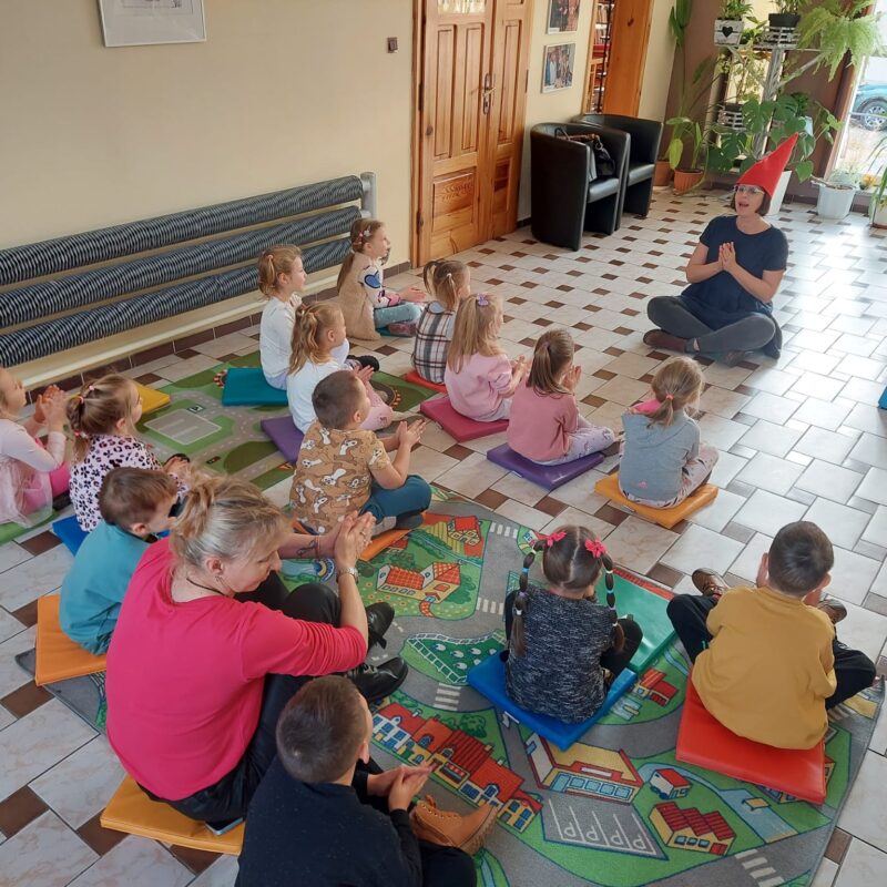 Przedszkolaki podczas warsztatów czytelniczych w Bibliotece Miejskiej