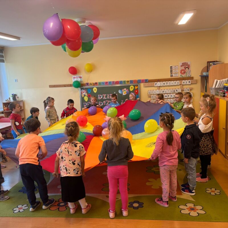 Zabawy przedszkolaków w sali balonowej