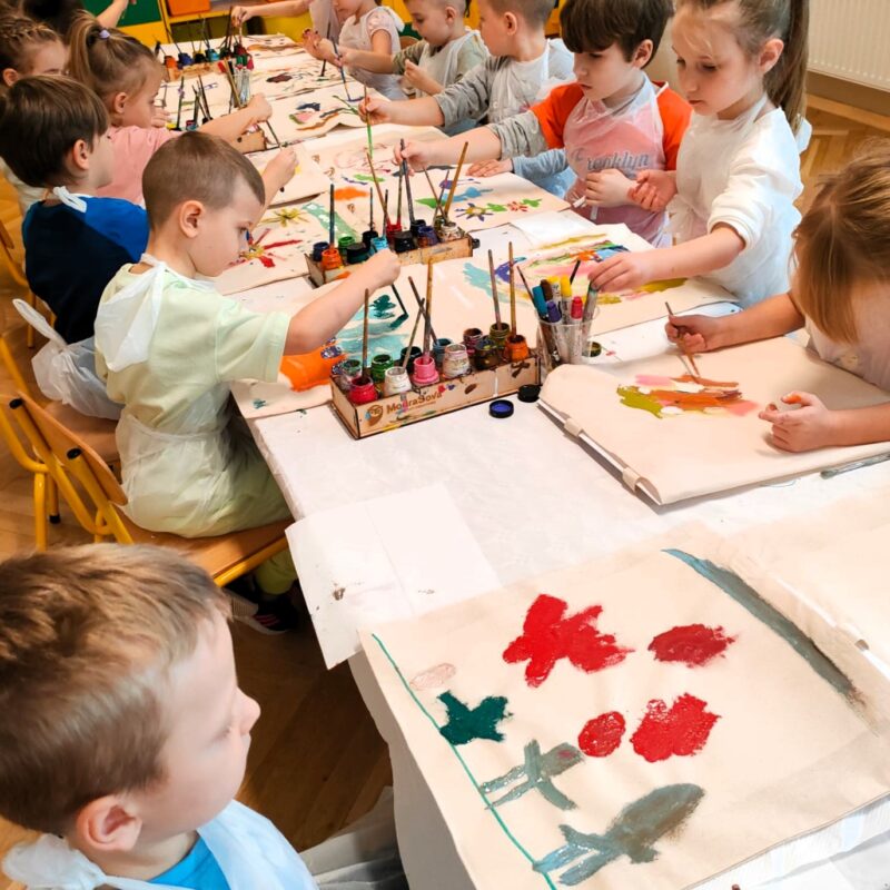 Przedszkolaki malują swoje torby ekologiczne, wielokrotnego użytku