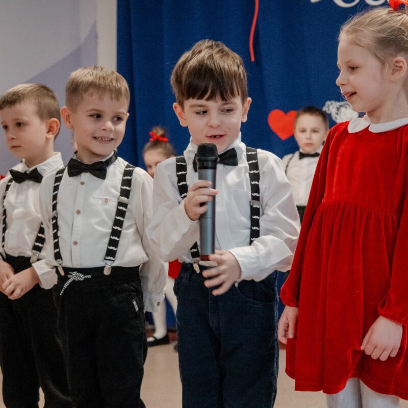 Przedszkolaki z grupy Myszki recytują wiersze dla swoich Dziadków