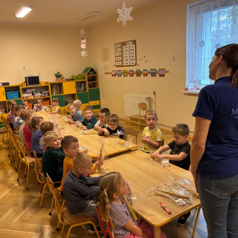 Rozmowa z przedszkolakami o cennych właściwościach miodu