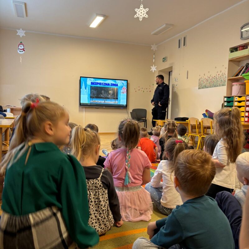 Przedszkolaki z grup młodszych uwaznie słuchaja zasad bezpieczeństwa obowiązujących podczas zimy i ferii