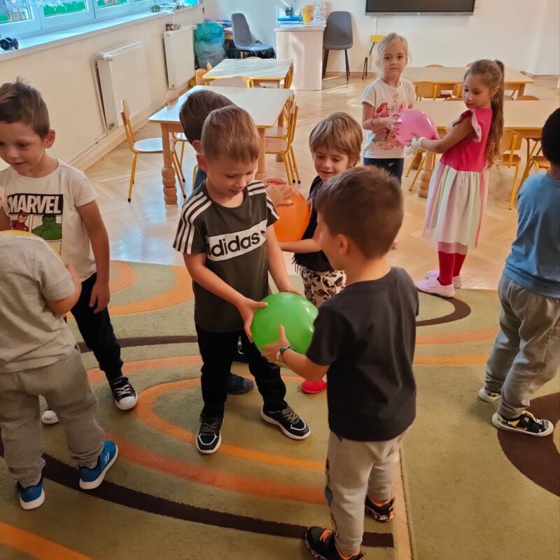Przedszkolaki podczas zabaw z balonami
