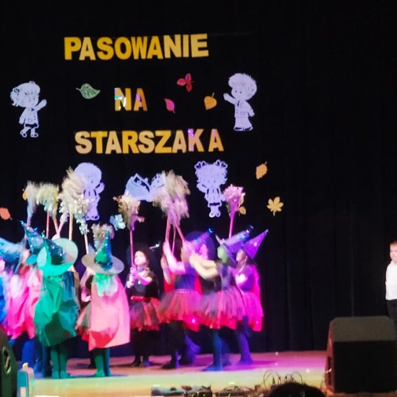 Taniec czarownic wykonany przez przedszkolaki podczas uroczystości pasowania