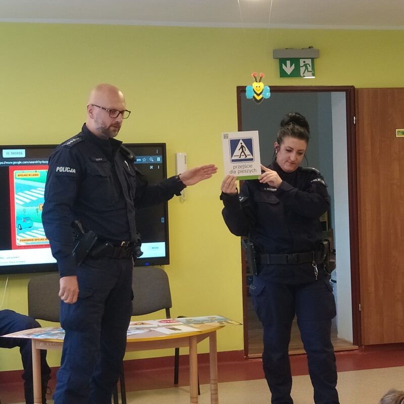 Funkcjonariusze policji z Posterunku w Piławie Górnej podczas prelekcji w przedszkolu