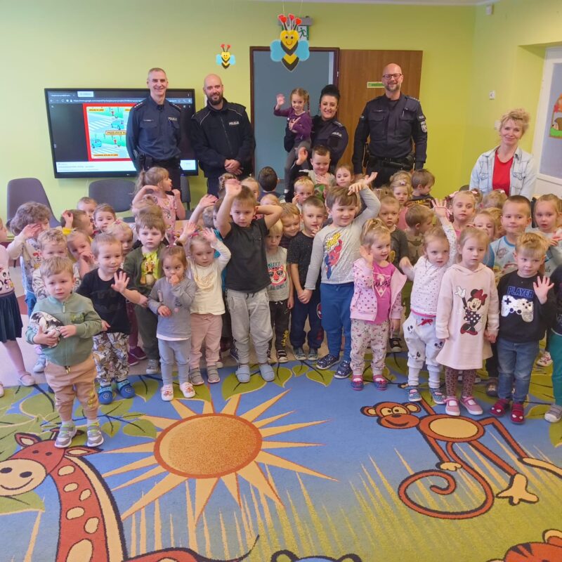 Przedszkolaki z grup młodszych wraz z funkcjonariuszami policji z Posterunku w Piławie Górnej