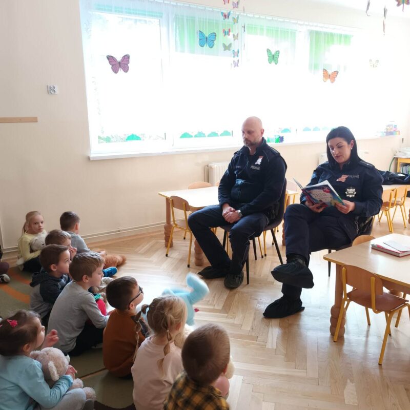 Policjanci z Posterunku w Piławie Górnej czytają misiowe bajki w grupach Motylki i Myszki