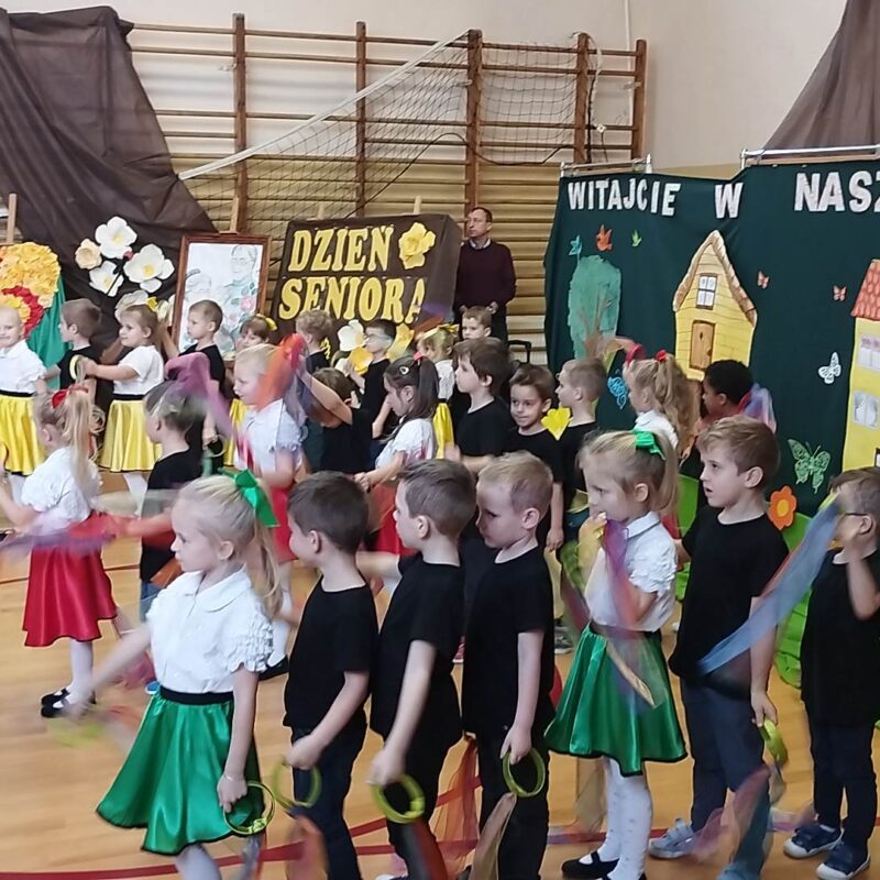 Dzieci z grupy Myszki i Motylki podczas tańca